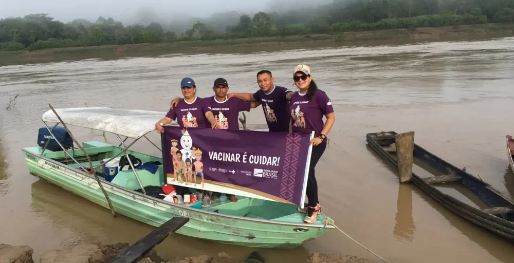 Profissionais de saúde vencem desafios para vacinação em área indígena Imagem referente a Profissionais de saúde vencem desafios para vacinação em área indígena
