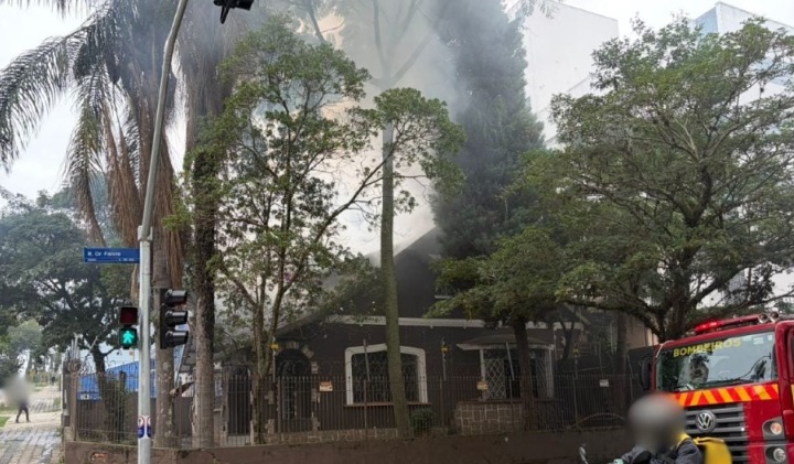 Incêndio destrói parte de casa no Centro de Curitiba, e moradores suspeitam de ação criminosa Imagem referente a Incêndio destrói parte de casa no Centro de Curitiba, e moradores suspeitam de ação criminosa